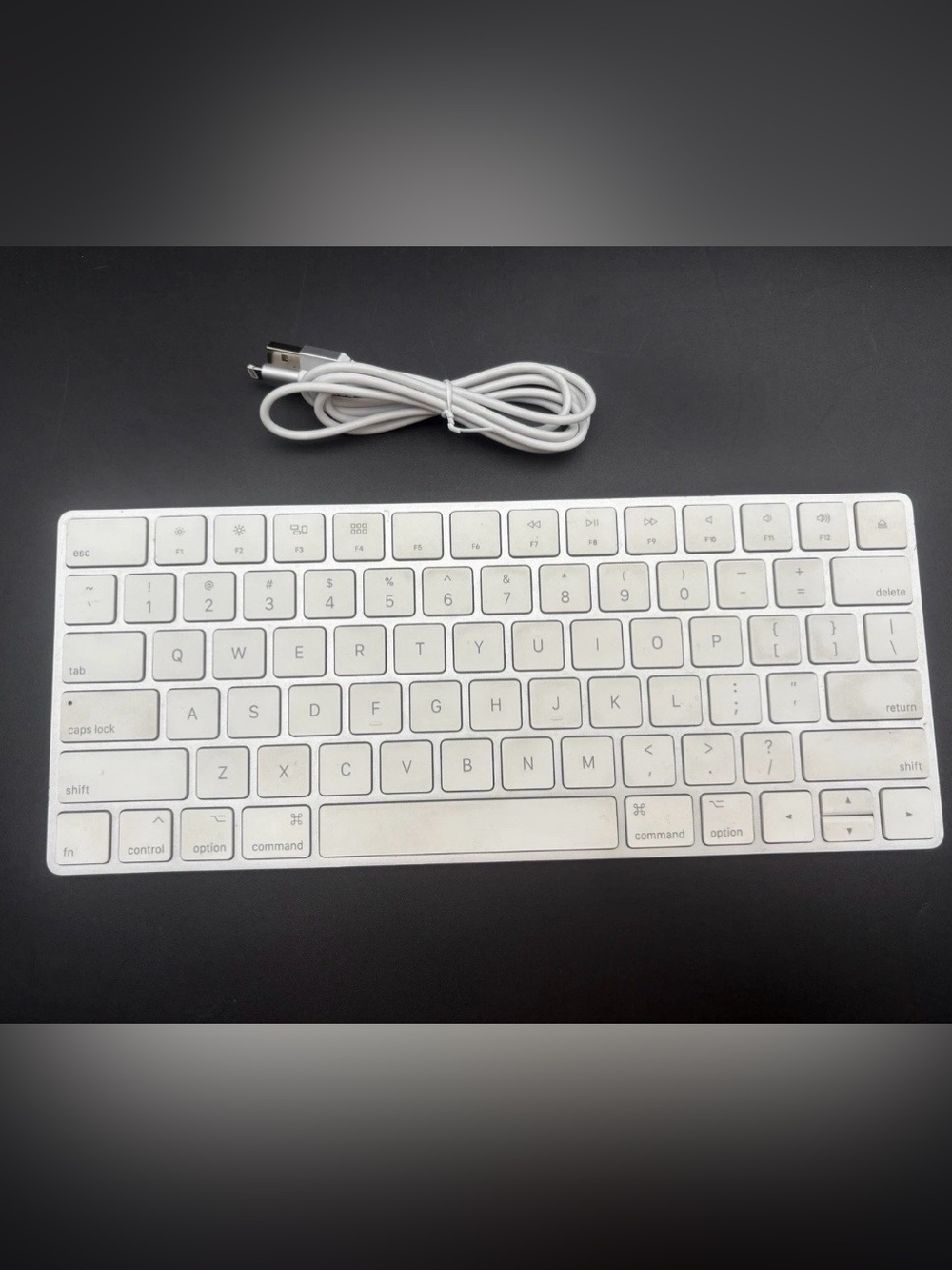 Apple Magic Keyboard Wireless Bluetooth - Great Condition!
